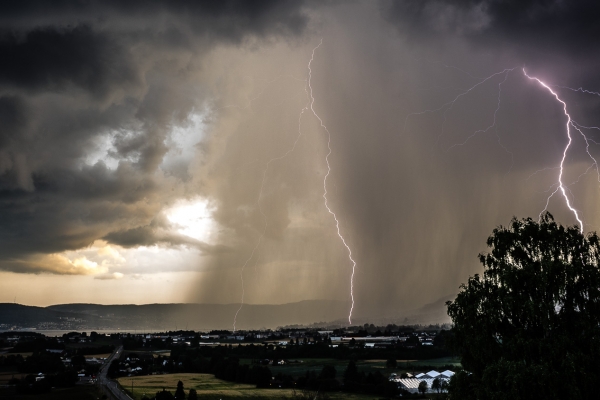 Lynnedslag en sommerdag med uvær