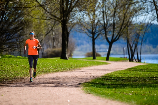 Løper i elveparken Drammen