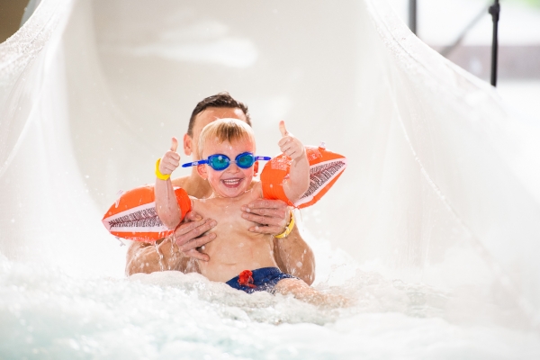 Far og sønn på Røykenbadet